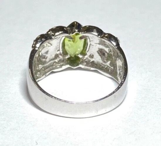 14K WHITE GOLD RING WITH PERIDOT AND 0.12CTW DIAMONDS (SIZE 7.25) 5 GRAM: 14k White Gold Ring with Peridot and 0.12cts of Diamonds You are bidding on a pre-owned Women's 14k White Gold Ring with Peridot and 0.12CT Diamonds. The ring has minor scuffs and scratches from norma