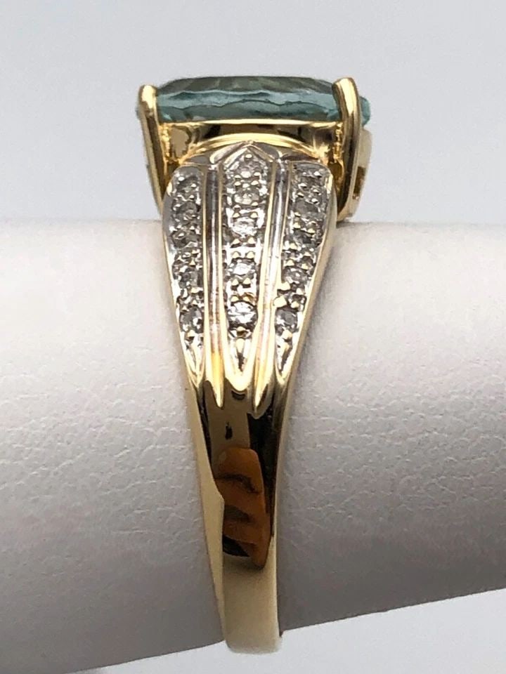 14K GOLD RING WITH FLUORITE AND 0.25CTW DIAMONDS (SIZE 8.5) 4.3 GRAMS: 14K GOLD RING SET WITH FLUORITE AND 0.25CTS OF DIAMONDS SIZE: 8.5 14k Gold Ring set with Fluorite and 0.25cts of Diamonds Condition: Used, moved around in inventory Material: 14k Yellow Gold Ring Size
