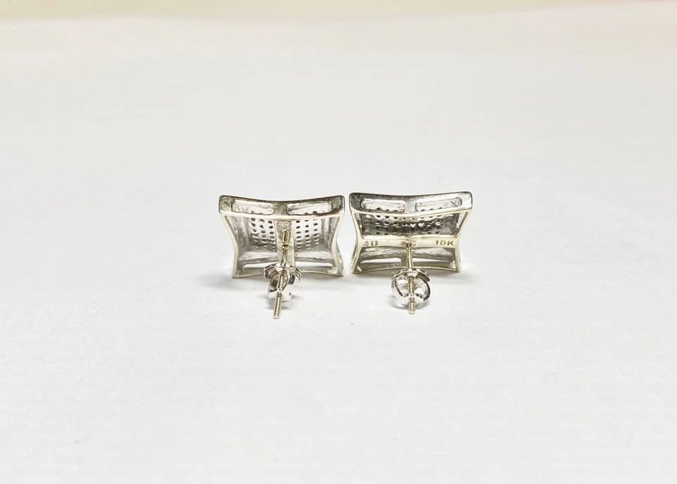 10K WHITE GOLD KITE EARRINGS WITH 0.75CTW DIAMONDS 4.8 GRAMS: 10K WHITE GOLD KITE SHAPED SQUARE EARRINGS WITH 0.75CTS DIAMONDS 10k White Gold Kite Shaped Square Earrings with 0.75CTS Diamonds You are bidding on a pre-owned 10k White Gold Kite Shaped Square Earri