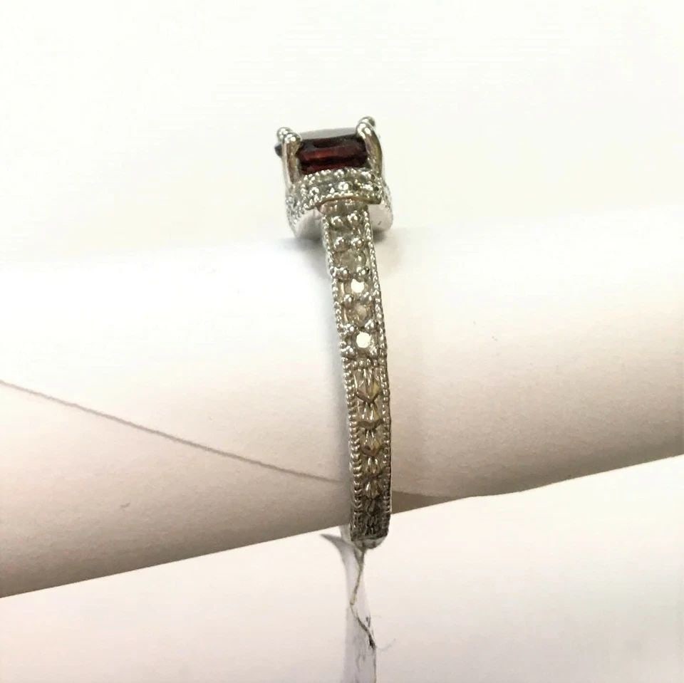 NEW 14K WHITE GOLD RING WITH OVAL GARNET AND 0.22CTW DIAMONDS (SIZE 7.25) 4.6G: 14K WHITE GOLD RING WITH OVAL GARNET AND DIAMONDS (SIZE: 7.25) 14k White Gold Ring with oval Garnet and Diamonds You are bidding on a pre-owned 14k White Gold Ring with oval Garnet and Diamonds. The r