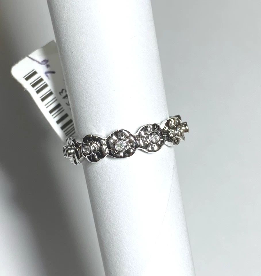 14K WHITE GOLD FLOWER ETERNITY RING/BAND WITH 0.13CTW DIAMONDS (SIZE 6) 4.5 GRAM: WOMEN'S 14K WHITE GOLD FLOWER ETERNITY BAND WITH 0.13CT DIAMONDS (SIZE 6) Women's 14k White Gold Flower Eternity Band with 0.13CT Diamonds (Size 6) You are bidding on a new with tags Women's 14k White
