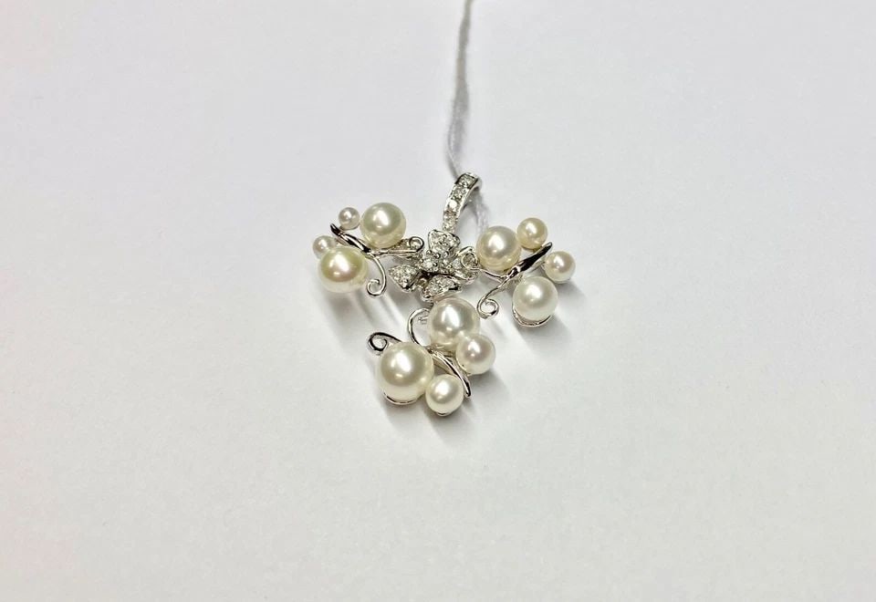18K WHITE GOLD PENDANT, 12 CULTURED PEARLS AND 0.21CT DIAMONDS ( 4.4 GRAMS ): WOMEN'S 18K WHITE GOLD PENDANT WITH 9 NATURAL PEARLS AND 0.21CT DIAMONDS NEW Women's 18k White Gold Pendant with 9 Natural Pearls and 0.21CT Diamonds You are bidding on a new with defects Women's 18k 