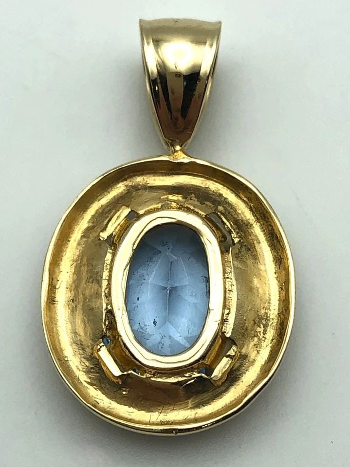 14K GOLD OVAL SHAPED PENDANT SET WITH A 8CT BLUE TOPAZ ( 5.7 GRAMS ) (1 of 2)