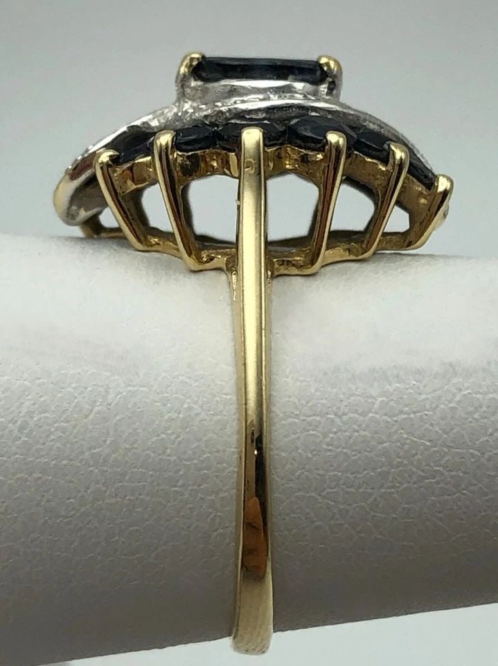 14K GOLD RING WITH 2.25CTS DARK NATURAL SAPPHIRES AND DIAMONDS (SIZE 7) 3.5G: 14K GOLD RING WITH DARK NATURAL SAPPHIRES AND 0.10CTS OF DIAMONDS SIZE: 7 14k Gold Ring with Dark Natural Sapphires and 0.10cts of Diamonds Condition: Used Material: 14k Yellow Gold Ring Size: 7 Weigh