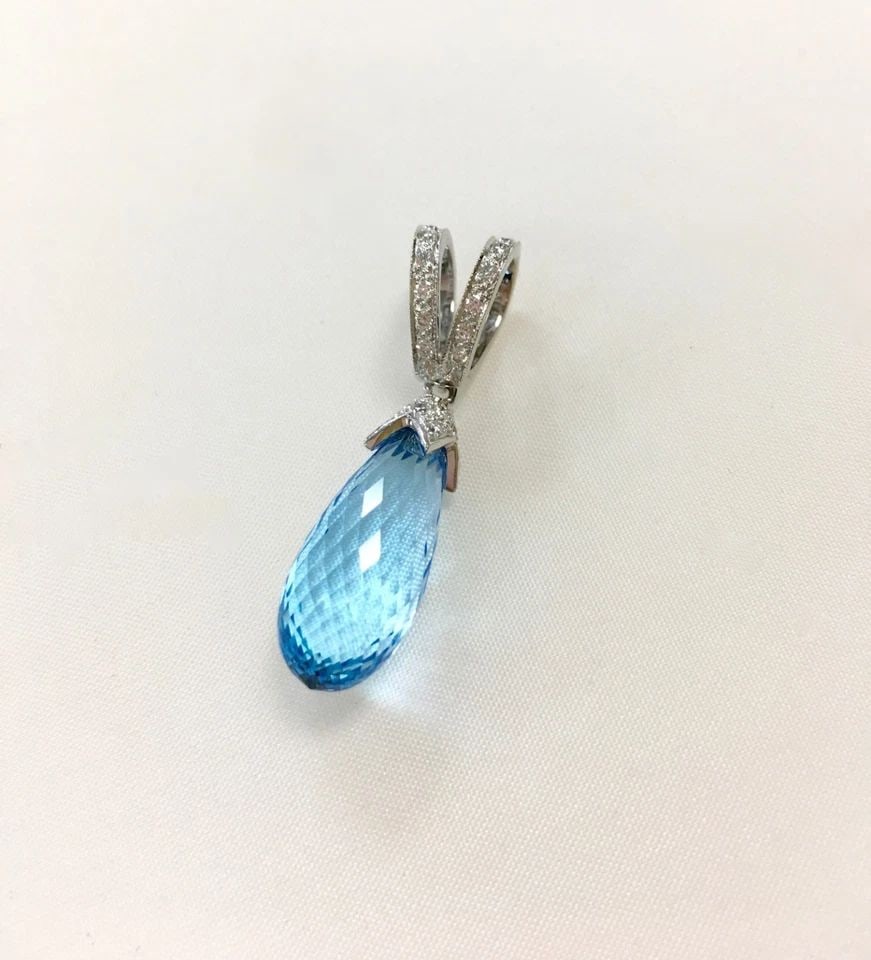 18K WHITE GOLD PENDANT, BLUE TOPAZ, 0.33CTW DIAMONDS (4 GRAMS): 18K WHITE GOLD PENDANT WITH DIAMONDS AND BLUE TOPAZ 18k White Gold Pendant with Diamonds and Blue Topaz You are bidding on a 18k White Gold Pendant with Diamonds and Blue Topaz. The Item has been full