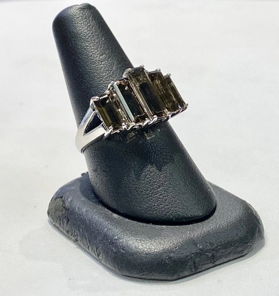 14K WHITE GOLD RING WITH FIVE SMOKEY QUARTZ (SIZE 9) 4.9G: 14K WHITE GOLD RING SET WITH 5 SMOKEY QUARTZ ELONGATED EMERALD CUTS 14k White Gold Ring Set with 5 Smokey Quartz Elongated Emerald cuts You are bidding on a pre-owned 14k White Gold Ring Set with 5 Sm