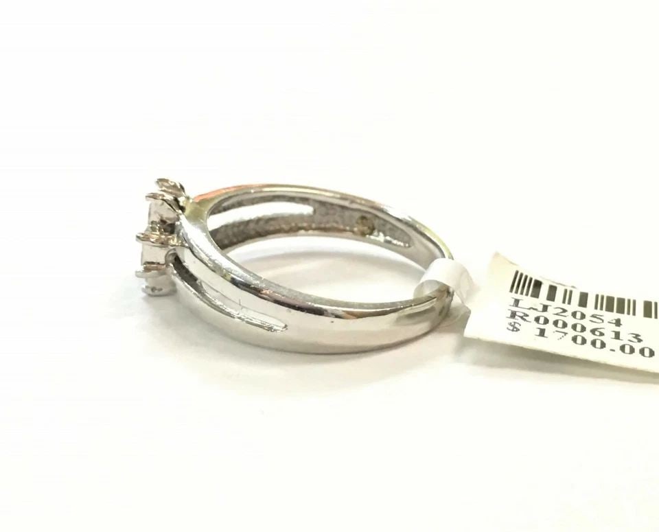 14K WHITE GOLD RING WITH 0.27CTS OF DIAMONDS IN A CROSS STYLE SIZE: 6.5 3G (1 of 2)