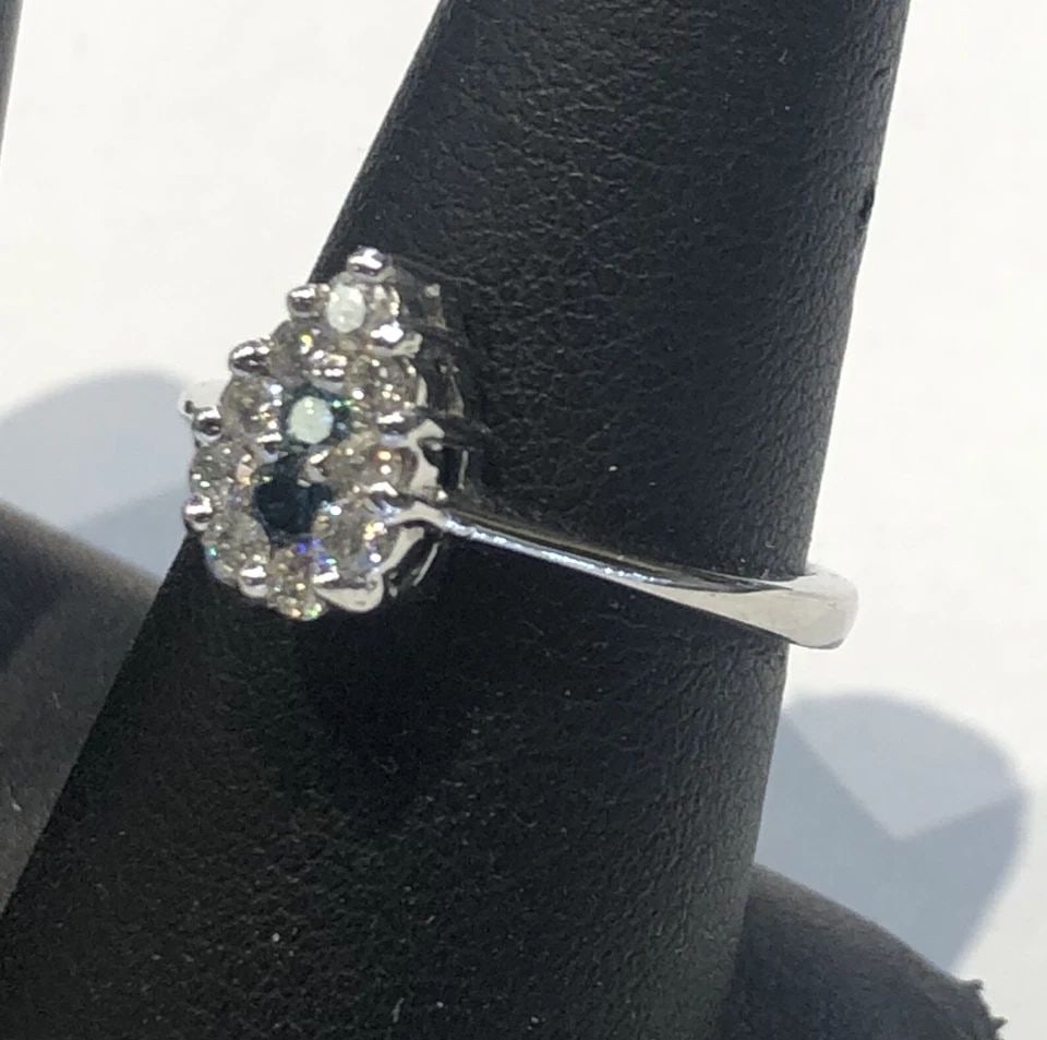 14K WHITE GOLD RING PEAR SHAPED, 0.45CTS BLUE & WHITE DIAMONDS (SIZE 6.75) 3.4G: 14K WHITE GOLD RING WITH BLUE AND WHITE DIAMONDS, PEAR SHAPE (SIZE: 6.75) 14k White Gold Ring with Blue and White Diamonds, pear shape You are bidding on a 14k White Gold Ring with Blue and White Diam