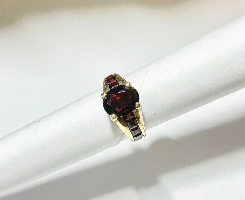 14K GOLD RING WITH NATURAL GARNETS (SIZE 7) 4.9 GRAM (1 of 2)