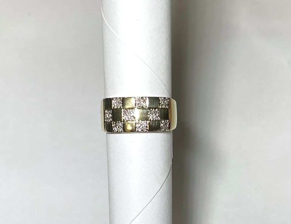 NEW 14K GOLD RING/BAND CHECKERBOARD STYLE, 0.30CTW DIAMONDS (SIZE 7.5) 4.1G: UNISEX 14K YELLOW GOLD BAND WITH 0.30CT DIAMONDS (SIZE 7.5) Unisex 14k Yellow Gold Band with 0.30CT Diamonds (Size 7.5) You are bidding on a new with tags Unisex 14k Yellow Gold Band with 0.30CT Diamo