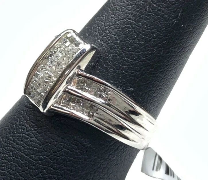 NEW 14K WHITE GOLD RING WITH 0.50CTW DIAMONDS (SIZE 6.25) 4.2G: 14k White Gold Ring with 0.50cts of Diamonds You are bidding on a new with defects 14k White Gold Ring with Diamonds. The ring has minor scuffs and scratches from being moved around in our inventory. 