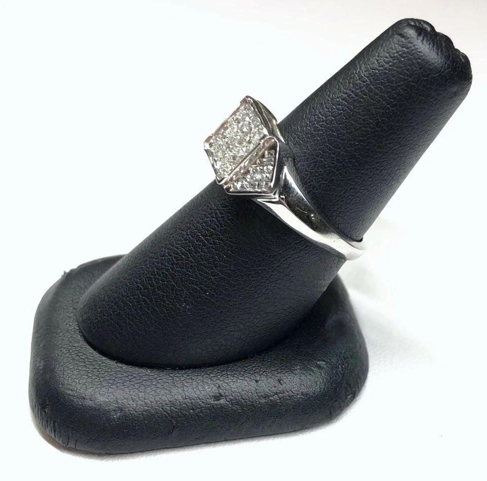 14K WHITE GOLD RING WITH 0.50CTS OF DIAMONDS SIZE: 6.5 3.8G: 14K WHITE GOLD RING WITH DIAMONDS NEW 14k White Gold Ring with Diamonds NEW You are bidding on a new with defects 14k White Gold Ring with Diamonds. The ring has minor scuffs and scratches from being 