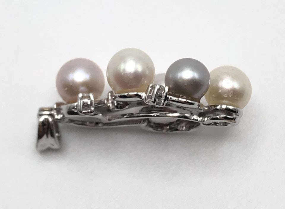 18K WHITE GOLD CURVED PENDANT WITH PEARLS, 0.06CTS OF DIAMONDS ( 4 GRAMS ): 18K WHITE GOLD CURVED PENDANT SET WITH PEARLS AND 0.06CT OF DIAMONDS 18k White Gold Curved Pendant set with Pearls and 0.06ct of Diamonds You are bidding on a 18k White Gold Curved Pendant set with Pe