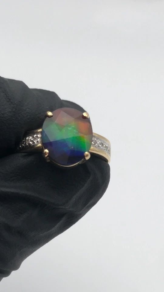 18K GOLD RING WITH AMMOLITE AND 0.04CTW DIAMONDS (SIZE 7) 4.1 GRAM: 18K GOLD RING WITH AMMOLITE AND 0.04CTS OF DIAMONDS SIZE: 7 18k Gold Ring with Ammolite and 0.04cts of Diamonds Condition: Used Material: 18k Yellow Gold Ring Size: 7 Weight: 4.1 grams Top Width: 12mm