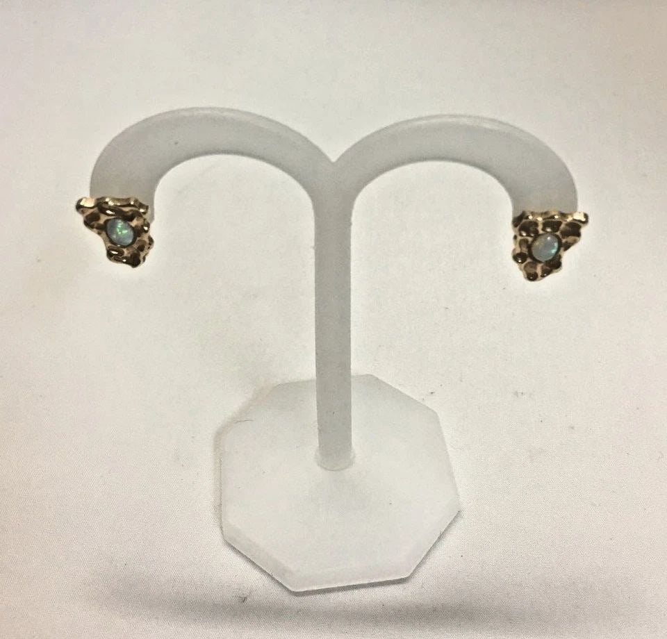 14K YELLOW GOLD EARRINGS WITH NATURAL OPALS, 3.9 GRAMS: 14K YELLOW GOLD EARRINGS WITH OPAL 14k Yellow Gold Earrings with Opal You are bidding on a 14k Yellow Gold Earrings with Opal . The earrings are in excellent condition. See pictures for details. Featu