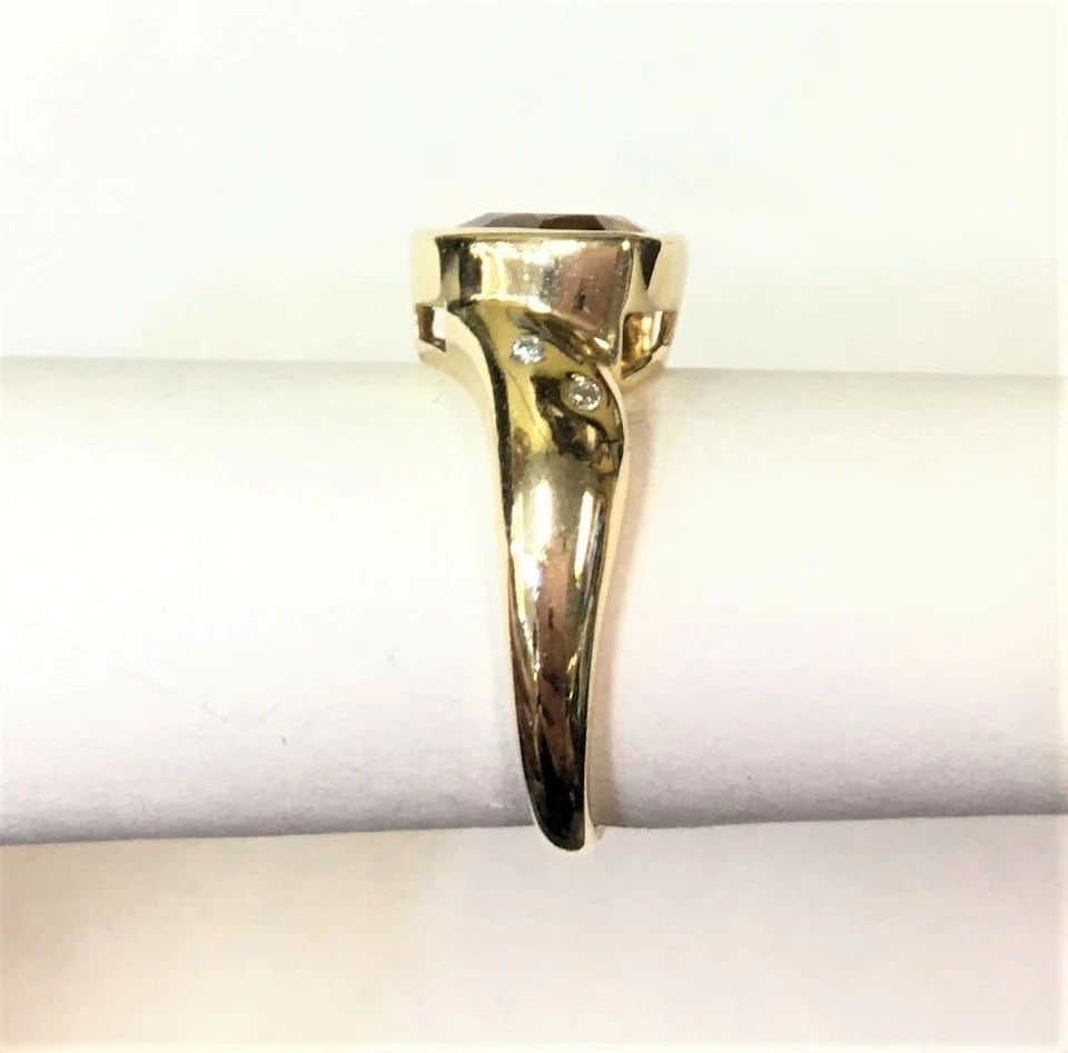14K GOLD RING WITH TRILLION CITRINE AND 0.04CTW DIAMONDS (SIZE: 6.5) 4.4 GRAM: 14K YELLOW GOLD TRIANGLE SHAPED CITRINE AND DIAMOND RING (SIZE: 6.5) 14k Yellow Gold Triangle Shaped Citrine and Diamond Ring You are bidding on a 14k Yellow Gold Triangle Shaped Citrine and Diamond R