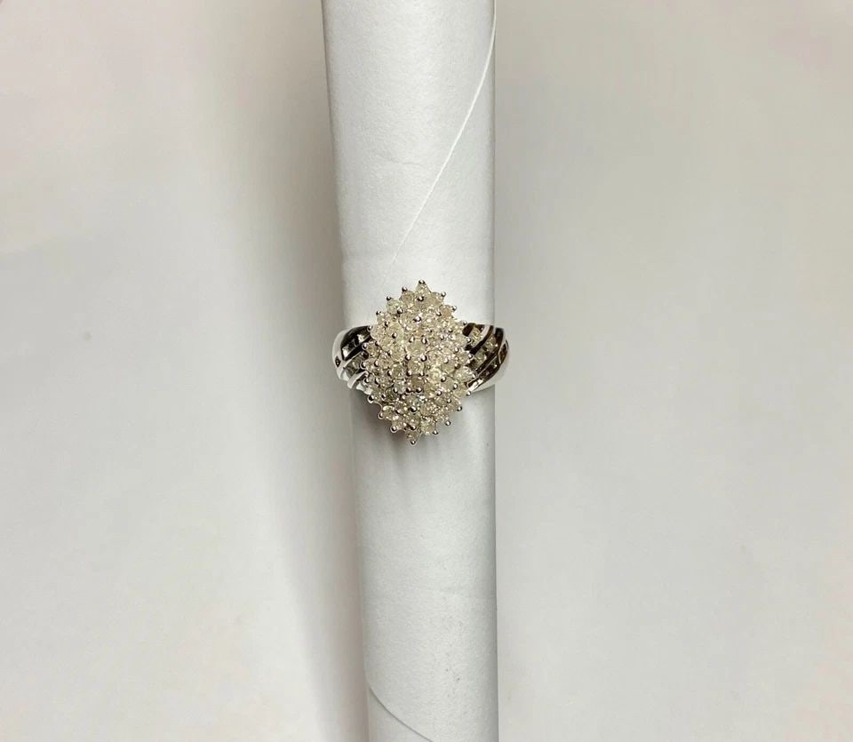 NEW 10K WHITE GOLD CLUSTER RING WITH 1.00CTW NATURAL DIAMONDS (SIZE 7) 5.2G: WOMEN'S 10K WHITE GOLD RING WITH 1CT CLUSTER DIAMONDS (SIZE 7) Women's 10k White Gold Ring with 1ct Cluster Diamonds (Size 7) You are bidding on a new with defects Women's 10k White Gold Ring with Clu