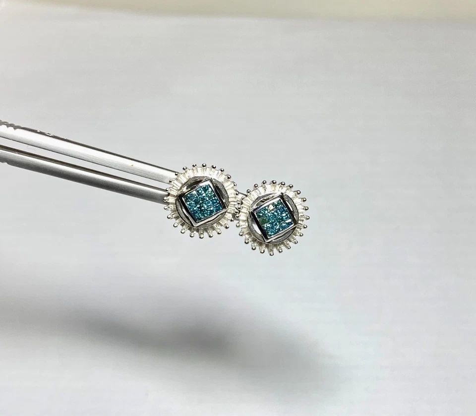 14K WHITE GOLD EARRINGS WITH 0.65CTS OF BLUE AND WHITE DIAMONDS 3.2 GRAM: 14k White Gold Earrings with 0.65CTS Blue and White Diamonds You are bidding on a pre-owned 14k White Gold Earrings with Blue and White Diamonds. The earrings have minor scuffs and scratches from norm