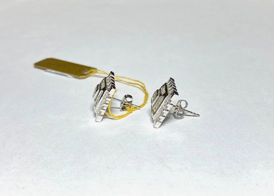 10K WHITE GOLD SQUARE EARRINGS WITH 1CTW NATURAL DIAMONDS, 4.8 GRAMS: 10K WHITE GOLD SQUARE EARRINGS WITH 1CTS DIAMONDS 10k White Gold Square Earrings with 1CTS Diamonds You are bidding on a new with tags 10k White Gold Square Earrings with 1CTS Diamonds. The earrings h