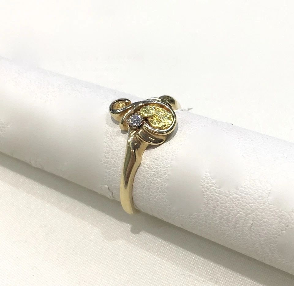 14K YELLOW GOLD RING WITH DIAMOND AND 24K NUGGET INLAY (SIZE 6.75) 3.4 GRAMS: 14K YELLOW GOLD RING WITH DIAMONDS AND 24K NUGGET INLAY SIZE: 6.75 14k Yellow Gold Ring with Diamonds and Nugget Inlay You are bidding on a 14k Yellow Gold Ring with Diamonds and Nugget Inlay. There a