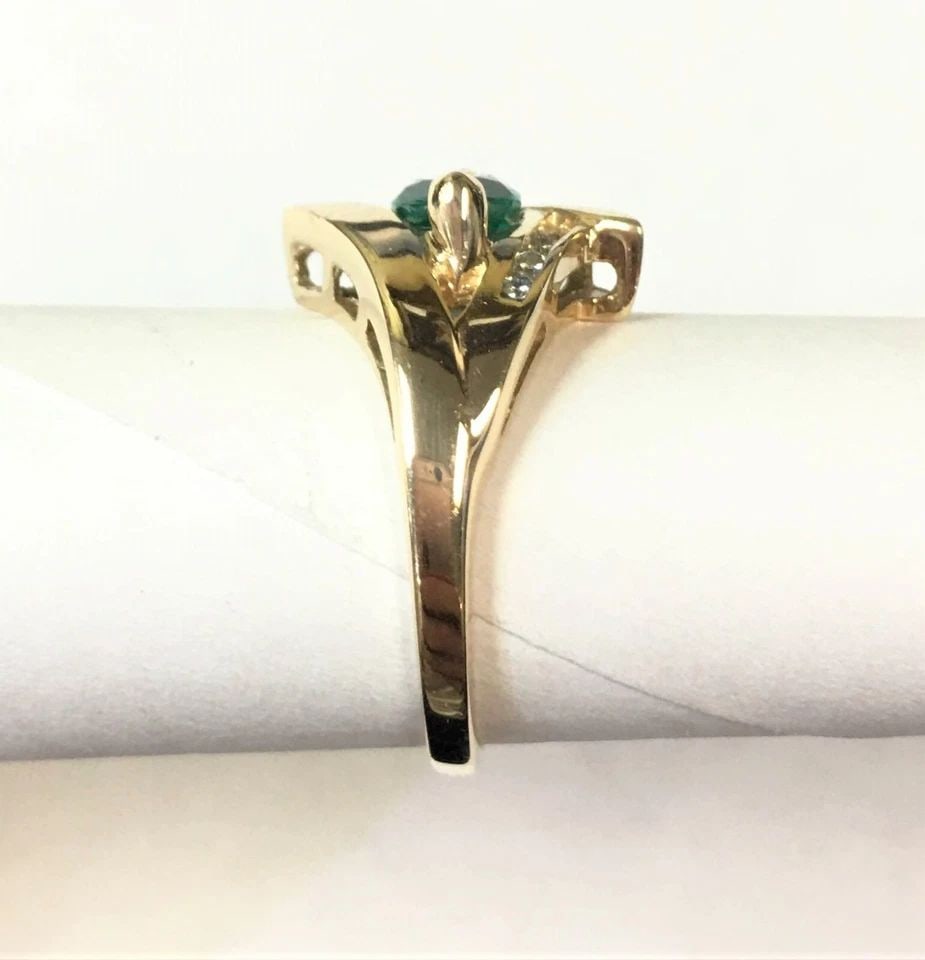 14K YELLOW GOLD RING WITH LAB CREATED EMERALD AND NATURAL DIAMONDS (SIZE 6) 4.6G: 14K YELLOW GOLD RING WITH LAB CREATED EMERALD AND NATURAL DIAMONDS (SIZE: 6) 14k Yellow Gold Ring with lab created Emerald and natural Diamonds You are bidding on a 14k Yellow Gold Ring with lab creat