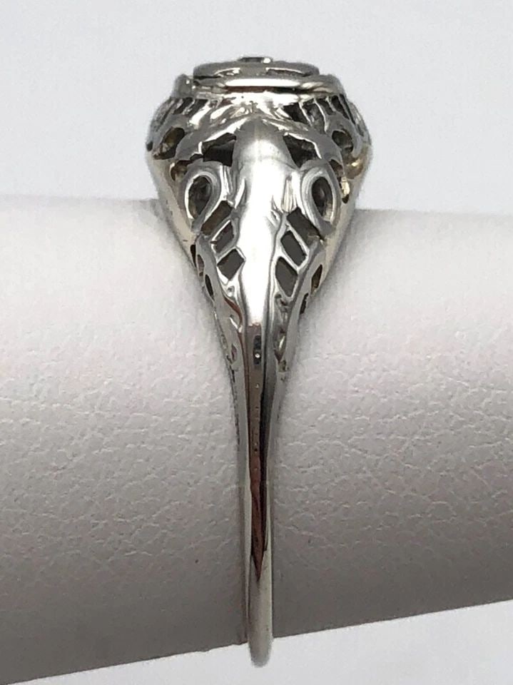 ANTIQUE 18K WHITE GOLD RING, 0.18CT SAPPHIRE, 0.10CTS DIAMONDS (SIZE: 6.5) 2.4G: 18K WHITE GOLD FILIGREE STYLE RING WITH NATURAL SAPPHIRE AND 0.10CTS OF DIAMONDS 18k White Gold Filigree style Ring set with Sapphire and 0.10cts of Diamonds Condition: Used Material: 18k White Gold R