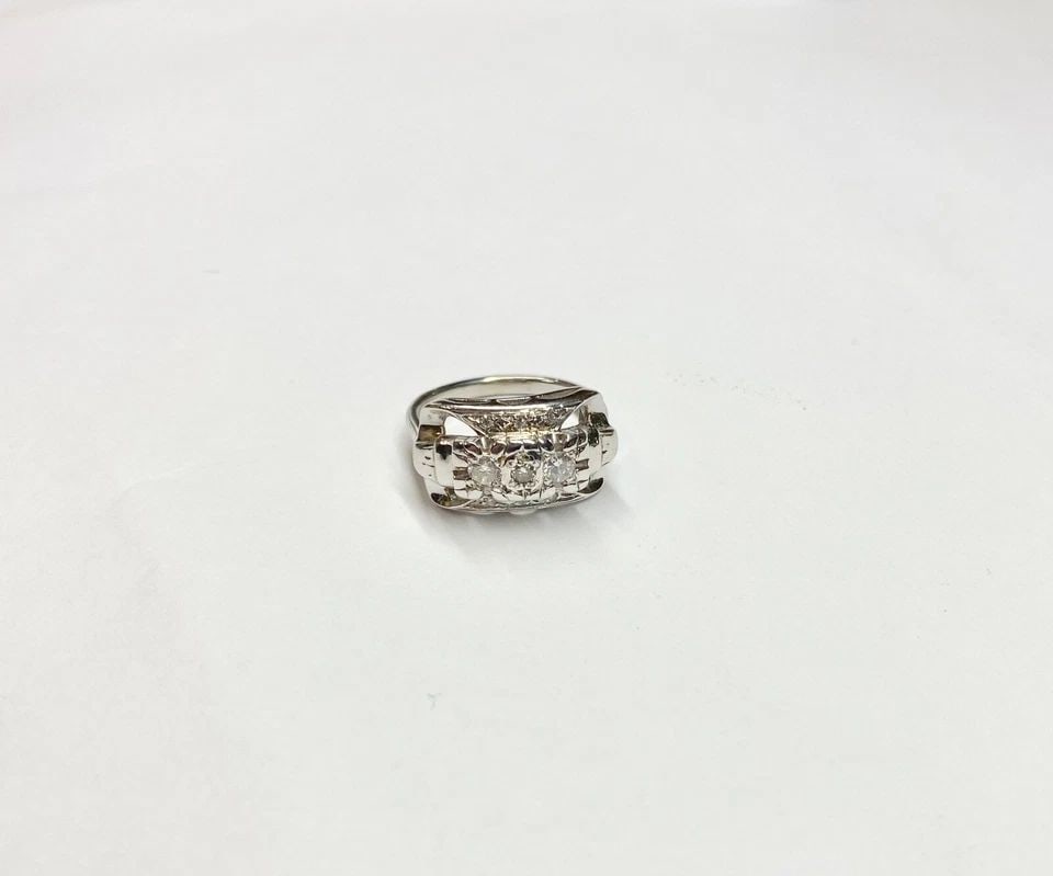 14K WHITE GOLD RING WITH 0.15CTW DIAMONDS (SIZE 5.75) 4.1G: WOMEN'S 14K WHITE GOLD RING WITH 0.15CT DIAMONDS (SIZE 5.75) Women's 14k White Gold Ring with 0.15ct Diamonds (Size 5.75) You are bidding on a pre-owned Women's 14k White Gold Ring with Diamonds. The 