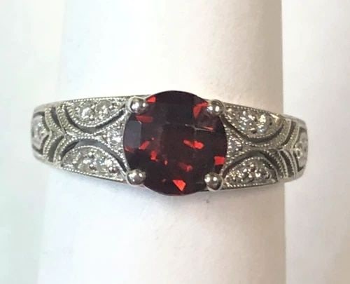 14K WHITE GOLD RING WITH GARNET AND 0.19CTW DIAMONDS (SIZE 6.5) 3.4 GRAM: 14K WHITE GOLD RING WITH GARNET AND DIAMONDS (SIZE: 6.5) 14k White Gold Ring with Garnet and Diamonds You are bidding on a 14k White Gold Ring with Garnet and Diamonds. The ring has been fully checked