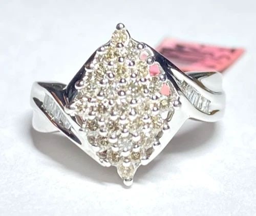 NEW 10K WHITE GOLD RING WITH 0.50CTW DIAMONDS (SIZE 6.25) 3.8 GRAM: 10k White Gold Ring with 0.50cts of Diamonds You are bidding on a new with imperfections Women's 10k White Gold Ring with 0.50CT Round Diamonds and Baguette Diamonds. The ring has minor scuffs and scr