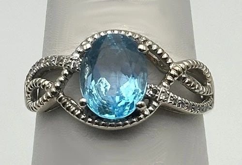 14K WHITE GOLD WOVEN RING, BLUE TOPAZ, 0.10CTW DIAMONDS (SIZE 8.5) 3.7 GRAM: 14K WHITE GOLD WOVEN STYLE RING WITH BLUE TOPAZ, 0.10CTS OF DIAMONDS SIZE: 8.5 14k White Gold woven style Ring with Blue Topaz, 0.10cts of Diamonds Condition: Used, has been cleaned by our in house Je