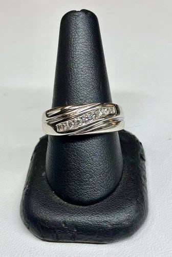 MEN'S 14K WHITE GOLD AND 0.33CTW DIAMOND BAND (SIZE 10) 2.5 GRAMS: MEN'S 14K WHITE GOLD AND DIAMOND BAND Men's 14k White Gold and Diamond Band You are bidding on a pre-owned Men's 14k White Gold and Diamond Band. The ring has minor scuffs and scratches from normal we