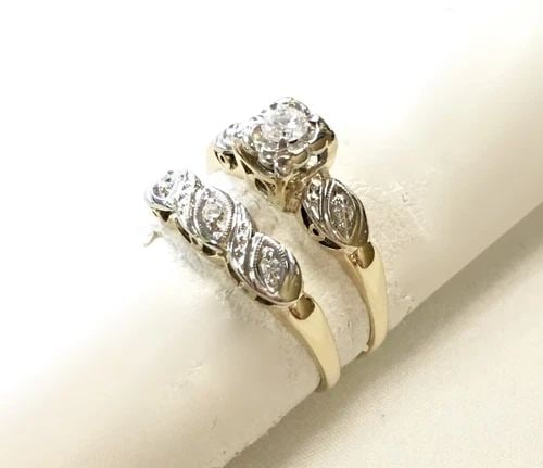 14K YELLOW GOLD WEDDING SET WITH 0.18CTW DIAMONDS (SIZE 6) 2.9 GRAM: 14k Yellow Gold wedding set with 0.18cts of Diamonds You are bidding on a 14k Yellow Gold wedding set with Diamonds. There are few minor scratches on the set from normal wear and tear. PLEASE LOOK AT 