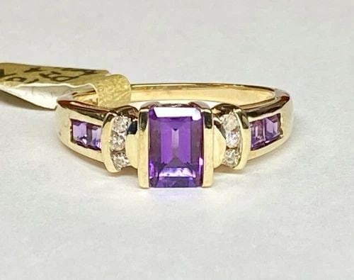 10K YELLOW GOLD RING WITH AMETHYST AND 0.10CTW DIAMONDS (SIZE 8) 3.7 GRAMS (1 of 2)