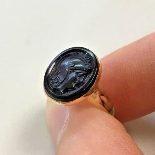 14K GOLD RING WITH ONYX STONE WITH ROMAN SOLIDER HEAD CARVED IN SIZE: 6 3.2G: 14K YELLOW GOLD RING WITH ONYX STONE SIZE: 6 14k Yellow Gold Ring with Onyx Stone You are bidding on a 14k Yellow Gold Ring with Onyx Stone. There maybe a few minor scratches on the ring from being mo