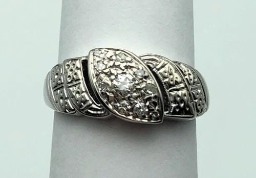 14K WHITE GOLD LEAF STYLE RING WITH 0.25CTS OF DIAMONDS (SIZE: 5.5) 3.6 GRAMS: 14K WHITE GOLD LEAF STYLE RING WITH DIAMONDS (SIZE: 5.5) 14k White Gold Leaf style Ring with Diamonds You are bidding on a 14k White Gold Leaf style Ring with Diamonds. The ring has been fully checked