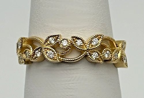 14K YELLOW GOLD LEAF/VINE STYLE RING WITH 0.16CTW DIAMONDS (SIZE 6) 3.2 GRAMS: 14K YELLOW GOLD LEAF / VINE STYLE RING WITH 0.16CTS OF DIAMONDS SIZE: 6 14k Yellow Gold Leaf / Vine style Ring with 0.16cts of Diamonds Condition: New with out tags or box Material: 14k Yellow Gold Ri