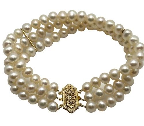 THREE LAYERED STYLE BRACELET WITH 14K GOLD CLASP AND BARS (7.5 INCH) 29.5 GRAMS: THREE LAYERED STYLE BRACELET WITH 14K GOLD CLASP AND BARS 7.5 INCHES 29.5G Three Layered Style Bracelet with 14k Gold Clasp and Bars Condition: Used, has been cleaned Material: 14k Yellow Gold Clasp a
