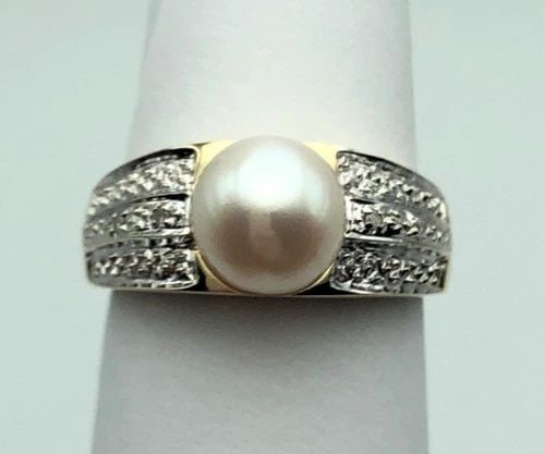 14K YELLOW GOLD RING WITH 8MM PEARL AND 0.01CTS DIAMONDS (SIZE 7) 3.5 GRAMS: 14K YELLOW GOLD WOMAN'S RING WITH SINGLE CENTER PEARL AND 0.01 CARTS OF DIAMONDS 14k Yellow Gold Woman's Ring with single center Pearl and 0.01 carts of Diamonds You are bidding on a 14k Yellow Gold W