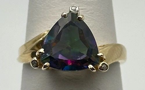 10K GOLD RING WITH 10MM MYSTIC TOPAZ AND DIAMONDS (SIZE 7.25) 4.2 GRAM: 10K GOLD RING WITH 0.03CTS OF DIAMONDS AND 10MM MYSTIC TOPAZ SIZE: 7.25 4.2G 10k Gold Ring with 0.03cts of Diamonds and 10mm Mystic Topaz Condition: Used, has been cleaned and lightly polished Materia