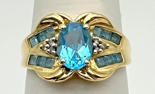 10K GOLD RING WITH BLUE TOPAZ AND 0.06CTW DIAMONDS (SIZE 7) 3.7G: 10K GOLD RING WITH BLUE TOPAZ AND 0.06CTS OF DIAMONDS SIZE: 7 10k Gold Ring with Blue Topaz and 0.06cts of Diamonds Condition: Used, has been fully checked and cleaned by our in house Jewelers Materia