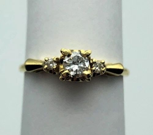 18K YELLOW GOLD RING WITH 0.27CTW NATURAL DIAMONDS (SIZE 6.5) 2.1 GRAM: 18K YELLOW GOLD RING WITH DIAMONDS (SIZE: 6.5) 18k Yellow Gold Ring with Diamonds You are bidding on a 18k Yellow Gold Ring with Diamonds. The piece has been fully checked and inspected by our in hous