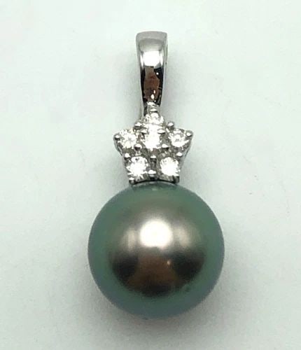 18K WHITE GOLD PENDANT WITH 0.12CTS OF DIAMONDS, 9.3MM GREY PEARL 2.4 GRAMS: 18K WHITE GOLD PENDANT WITH 0.12CTS OF DIAMONDS, 9.3MM GREY PEARL 2.4 GRAMS 18k White Gold Pendant with 0.12cts of Diamonds, 9.3mm Grey Pearl Condition: Used, has been cleaned Material: 18k White Gold