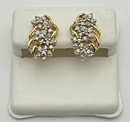 10K GOLD GRAPE CLUSTER STYLE EARRINGS WITH 0.96CTW NATURAL DIAMONDS 3.2 GRAMS: 10K GOLD GRAPE CLUSTER STYLE EARRINGS WITH 0.96CTS OF NATURAL DIAMONDS 10k Gold Grape Cluster Style Earrings with 0.96cts of Diamonds Condition: Used Material: 10k Yellow Gold Weight: 3.2 grams Earrin