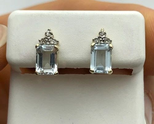 14K GOLD EARRINGS WITH AQUAMARINE AND 0.09CTW DIAMONDS 1.7GRAMS: 14K GOLD EARRINGS WITH AQUAMARINE AND 0.09CTS OF DIAMONDS 1.7GRAMS 14k Gold Earrings with Aquamarine and 0.09cts of Diamonds Condition: Used Material: 14k Yellow Gold Weight: 1.7 grams Earrings Size: 