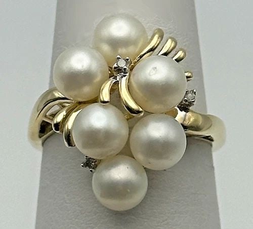 10K GOLD, 6 CULTURED PEARLS AND 0.02CTS DIAMOND RING (SIZE 7.25) 4 GRAMS: 10K GOLD, CULTURED PEARL AND 0.02CTS DIAMOND RING SIZE: 7.25 4G 10k Gold, Cultured Pearl and 0.02cts Diamond Ring Condition: Used, has been fully cleaned and inspected by our in house Jewelers Materia