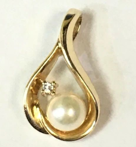 14K YELLOW GOLD PENDANT WITH 5MM PEARL AND SINGLE 0.02CT DIAMOND 2.8 GRAMS: 14K YELLOW GOLD PENDANT WITH 5MM PEARL AND SINGLE DIAMOND 14k Yellow Gold Pendant with Pearl and single Diamond You are bidding on a 14k Yellow Gold Pendant with Pearl and single Diamond. The piece ha