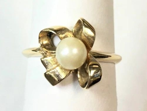 14K GOLD RIBBON STYLE RING WITH 5MM CULTURED PEARL (SIZE 6) 2.5 GRAMS: 14K GOLD RIBBON STYLE RING SET WITH CENTER PEARL (SIZE: 6) 14k Gold Ribbon style Ring set with center Pearl You are bidding on a 14k Gold Ribbon style Ring set with center Pearl. The ring has been ful