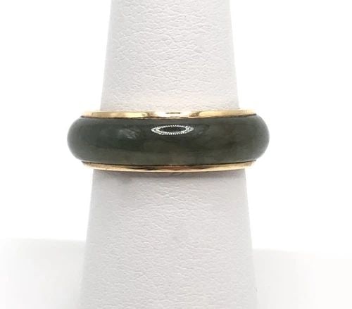 14K YELLOW GOLD RING / BAND WITH GREEN JADE: 14K YELLOW GOLD RING / BAND WITH GREEN JADE 14k Yellow Gold Ring / Band with Green Jade You are bidding on a 14k Yellow Gold Ring / Band with Green Jade. The Ring's have been fully checked cleaned and