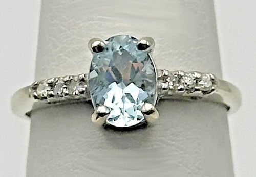 10K WHITE GOLD RING, OVAL CUT AQUAMARINE, 0.12CTW DIAMONDS (SIZE 4.75) 1.5 GRAM: 10K WHITE GOLD RING WITH AQUAMARINE AND 0.12CTS OF DIAMONDS SIZE: 4.75 10k White Gold Ring with Aquamarine and 0.12cts of Diamonds Condition: Used Material: 10k White Gold Ring Size: 4.75 Weight: 1.5 