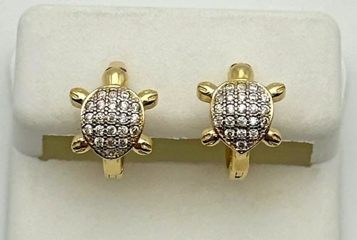 14K GOLD TURTLE HOOP EARRINGS WITH CUBIC ZIRCONIA & NATURAL RUBIES 2.3G: 14K GOLD TURTLE HOOP EARRINGS WITH CUBIC ZIRCONIA & NATURAL RUBIES 2.3G 14k Gold Turtle Hoop Earrings with Cubic Zirconia & natural Rubies Condition: Used Material: 14k Yellow Gold Weight: 2.3 grams E